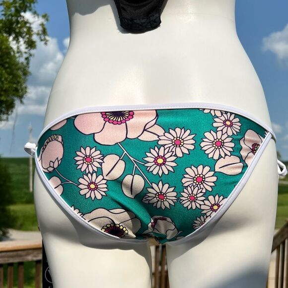 Wildfox Swim 60's Floral Triangle String Tie Bikini Bottom Size Small - Picture 4 of 8
